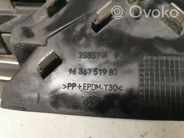 Citroen C5 Etupuskurin ylempi jäähdytinsäleikkö 9636751980