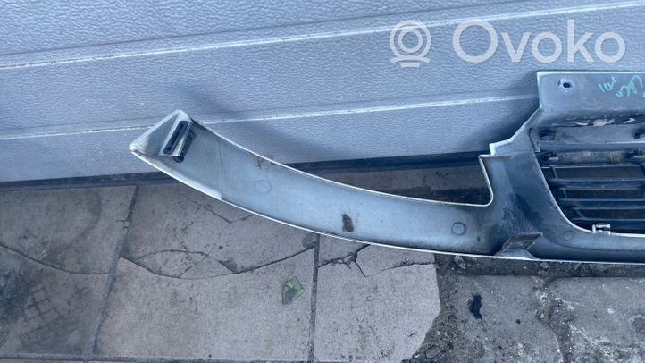 Opel Vivaro Front bumper upper radiator grill 