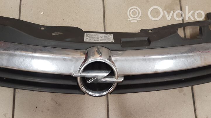 Opel Astra H Grille calandre supérieure de pare-chocs avant 13108463