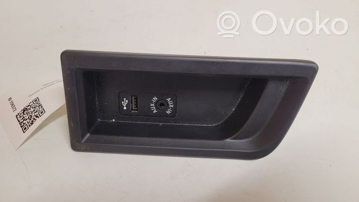 BMW 3 F30 F35 F31 Gniazdo / Złącze AUX 105026813