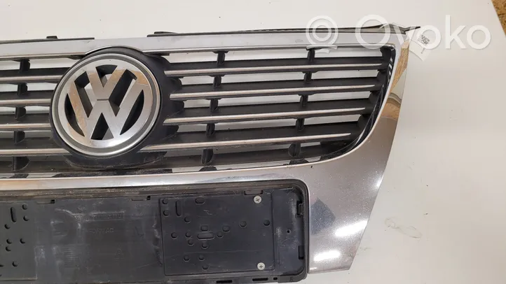 Volkswagen PASSAT B6 Maskownica / Grill / Atrapa górna chłodnicy 3C0853651