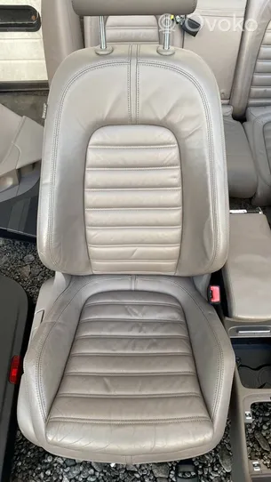 Volkswagen PASSAT B6 Sitze und Türverkleidungen komplett 