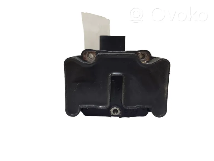 Volkswagen Golf V Bobine d'allumage haute tension 032905106B