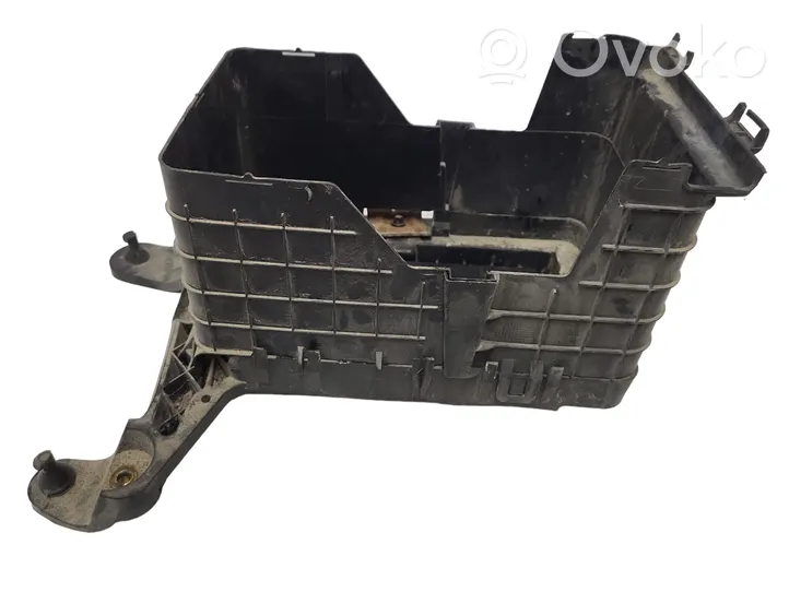 Volkswagen Golf V Support boîte de batterie 1K0915335C