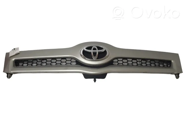 Toyota Corolla Verso E121 Grille calandre supérieure de pare-chocs avant 531110F020