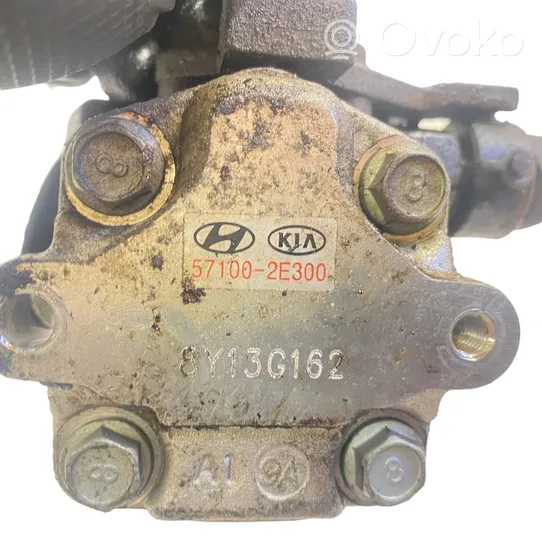 KIA Carens II Pompe de direction assistée 571002E300