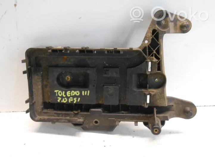 Seat Toledo III (5P) Support boîte de batterie 