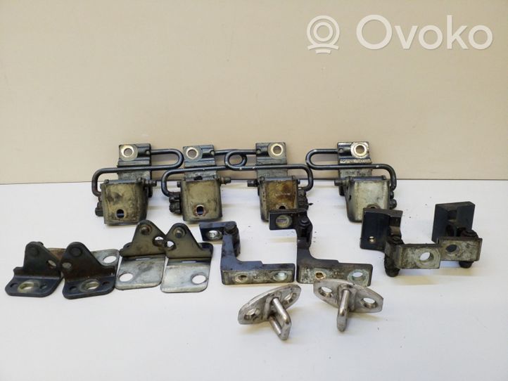 Volkswagen Touareg I Kit de charnières de porte avant 7L0831411