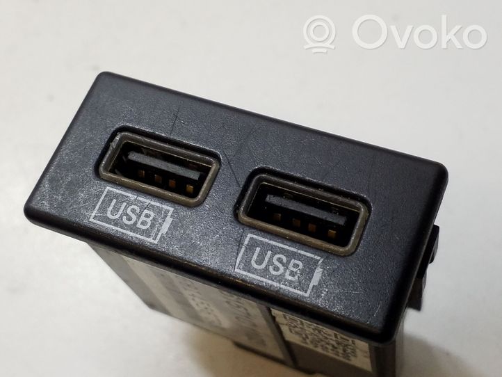 Dodge Grand Caravan USB-pistokeliitin 68145567AA