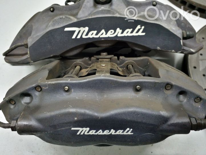Maserati Ghibli Jarrulevyt ja jarrusatulat C068