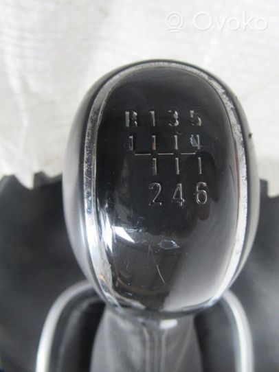 Opel Meriva B Vaihteenvalitsimen vaihtaja vaihdelaatikossa 