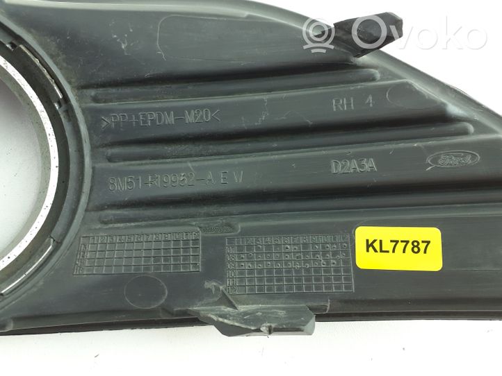 Ford Focus Priešrūkinio žibinto apdaila/ grotelės 8M5119952A