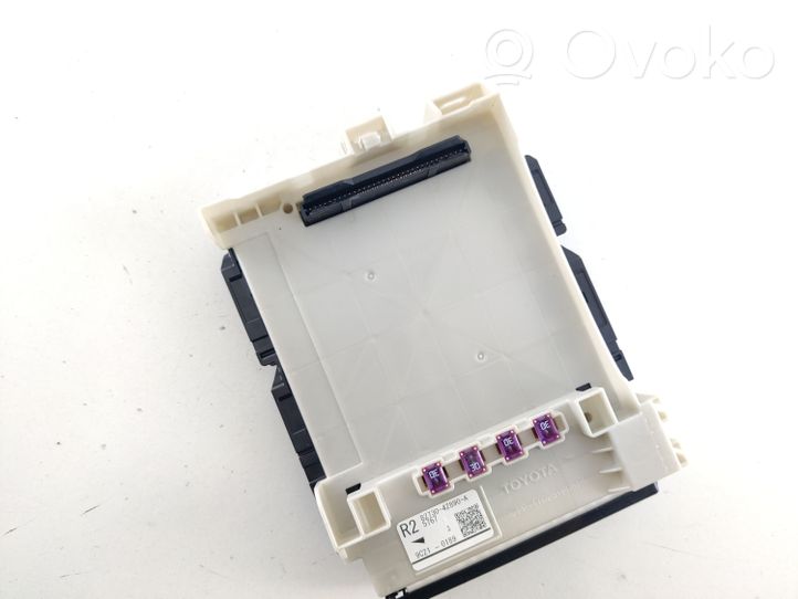 Toyota RAV 4 (XA50) Module de fusibles 8273042890A