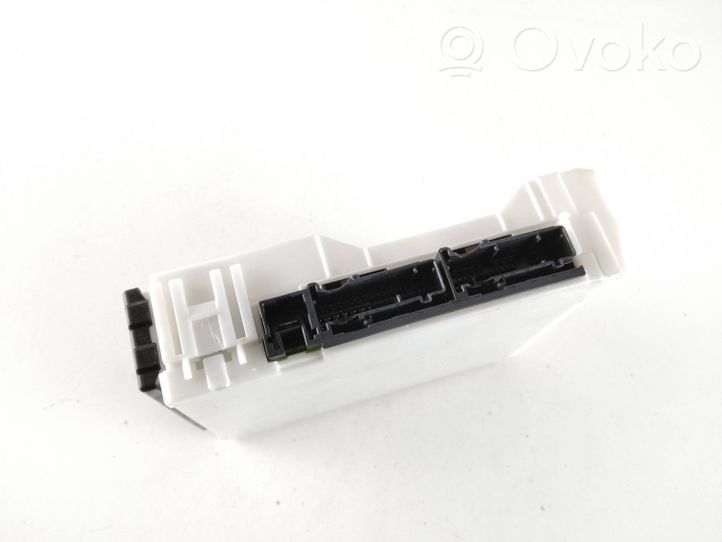 Toyota RAV 4 (XA50) Module de fusibles 8273042840