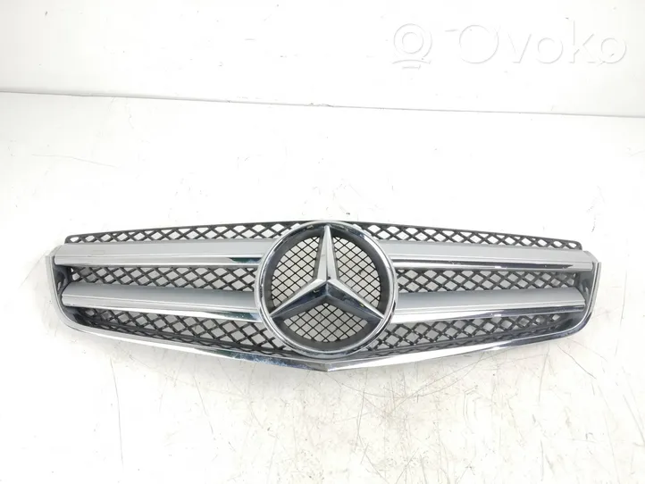 Mercedes-Benz E C207 W207 Griglia superiore del radiatore paraurti anteriore A2078880283
