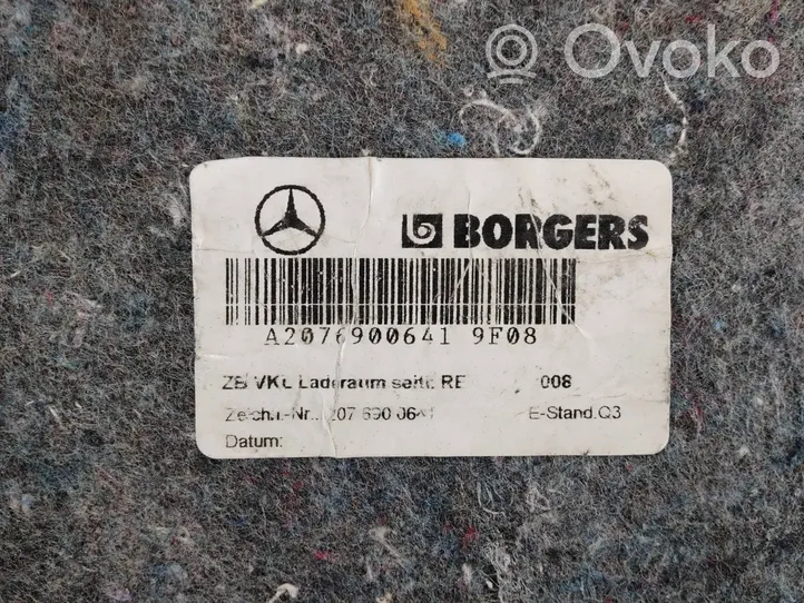 Mercedes-Benz E C207 W207 Boczek / Tapicerka / bagażnika A2076900641