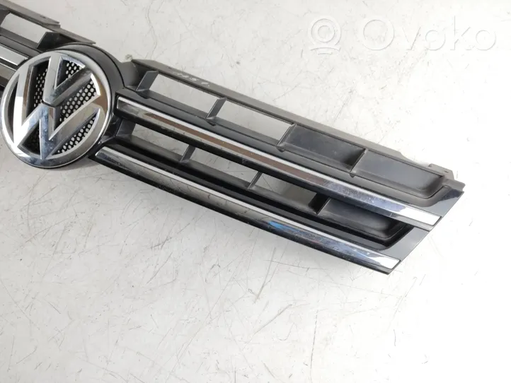 Volkswagen Touareg II Front bumper upper radiator grill 7P6853651A