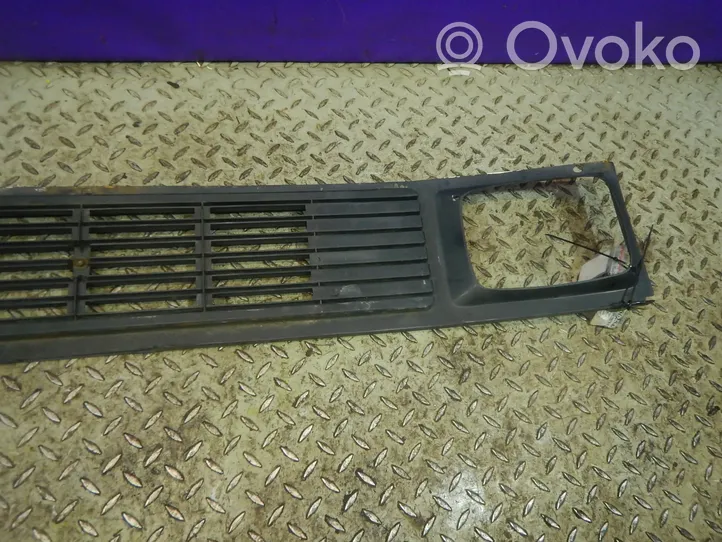 Mercedes-Benz E W123 Maskownica / Grill / Atrapa górna chłodnicy 6018880023