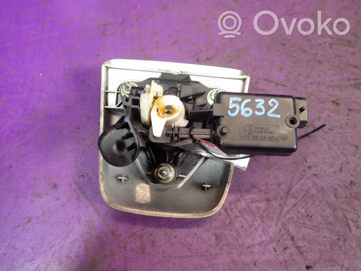 Renault Clio III Bouton interrupteur ouverture du coffre 8200447266