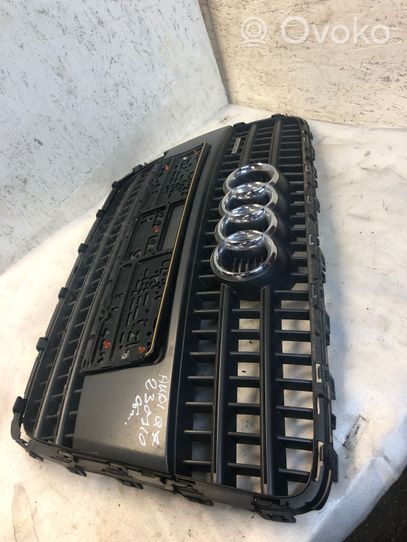 Audi Q7 4L Etupuskurin ylempi jäähdytinsäleikkö 4l0853651