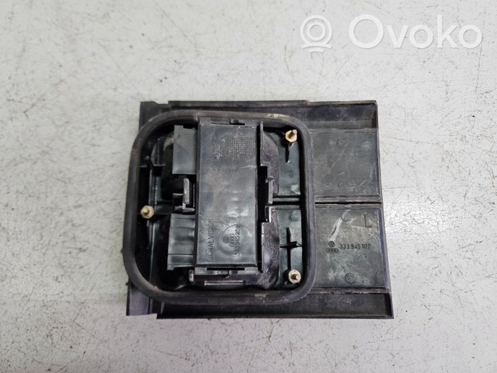 Volkswagen PASSAT B3 Lampy tylnej klapy bagażnika 333945107