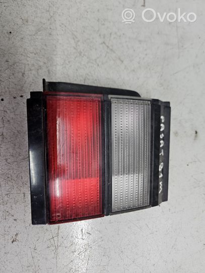 Volkswagen PASSAT B3 Luci posteriori del portellone del bagagliaio 357945108