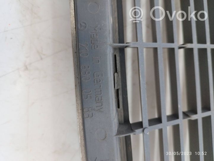 Mercedes-Benz E W210 Grille de calandre avant 2108800583