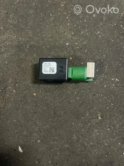Volkswagen Golf VII USB-pistokeliitin 5Q0035726