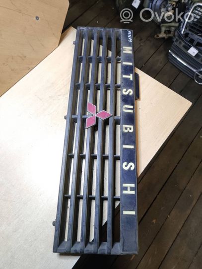 Mitsubishi Pajero Grille de calandre avant MB383527-30