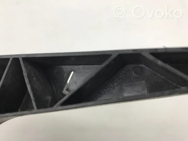 Audi Q3 8U Jäähdyttimen kehyksen suojapaneelin kiinnike 8U0805527