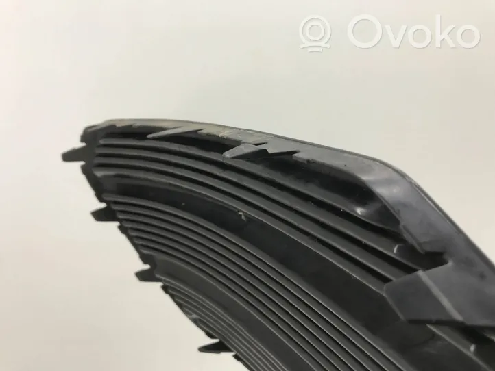 Audi Q3 8U Grille inférieure de pare-chocs avant 8U0807682P