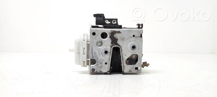 Audi A4 S4 B5 8D Etuoven lukko 8D1837015A