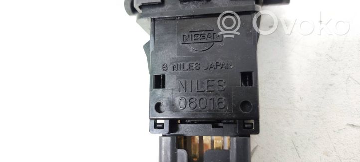 Nissan X-Trail T30 Interrupteur feux de détresse 06016