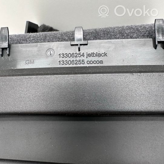 Opel Insignia A Ohjauspyörän pylvään verhoilu 13306254