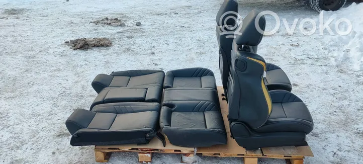 Dodge Challenger Seat set 