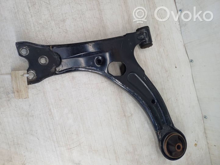 Toyota Corolla Verso E121 Braccio di controllo sospensione anteriore inferiore/braccio oscillante 116030