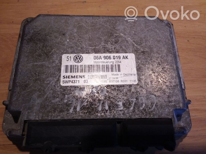 Volkswagen Golf IV Moottorin ohjainlaite/moduuli 06A906019AK
