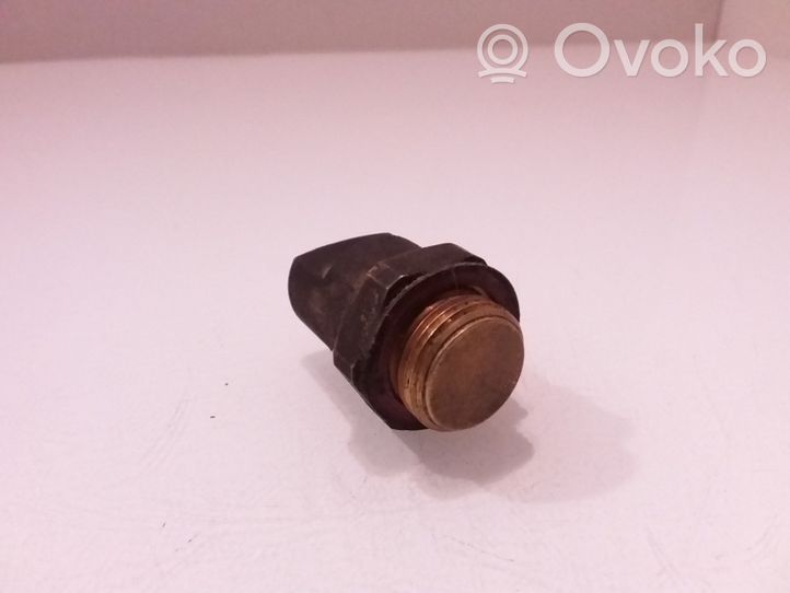 Volkswagen PASSAT B5 Czujnik temperatury płynu chłodzącego 321959481C