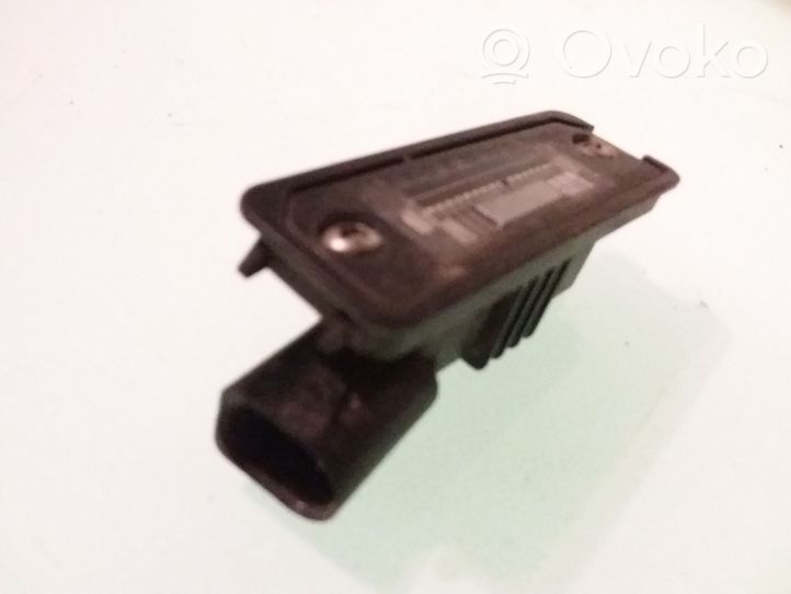 Volkswagen PASSAT B6 Lampa oświetlenia tylnej tablicy rejestracyjnej 1J6943021B