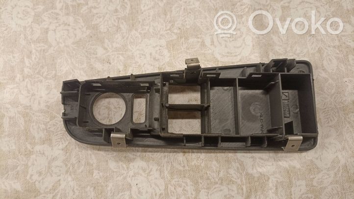 Fiat Grande Punto Ramka przycisków otwierania szyby drzwi przednich 735380444