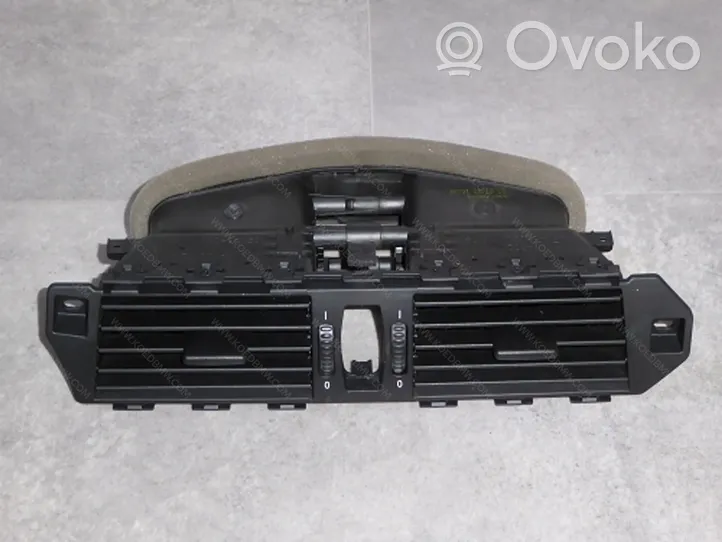 BMW 5 E60 E61 Rejilla de ventilación central del panel 64226910734