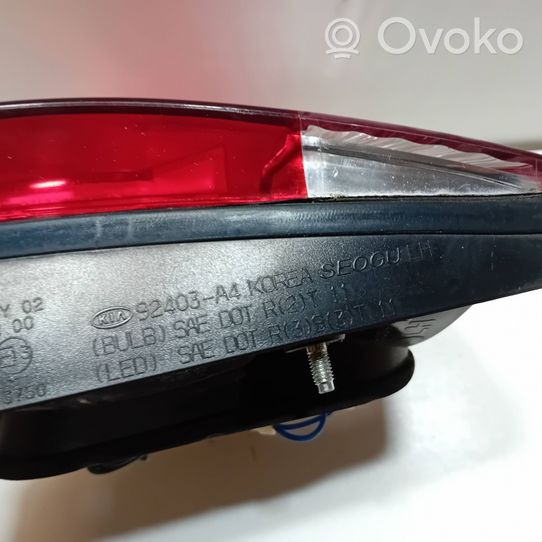 KIA Carens III Lampy tylnej klapy bagażnika 92403A4