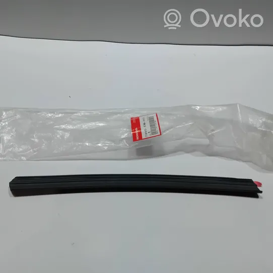 Honda CR-V Rubber seal rear door window/glass 73860-SWA-003