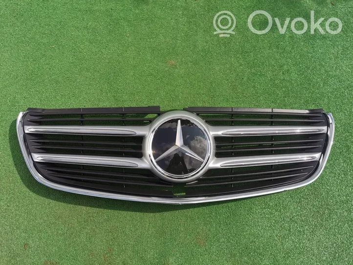 Mercedes-Benz Vito Viano W638 Grotelės viršutinės A4478880123