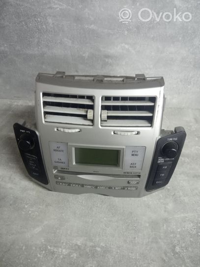 Toyota Yaris Unidad delantera de radio/CD/DVD/GPS 861200D210