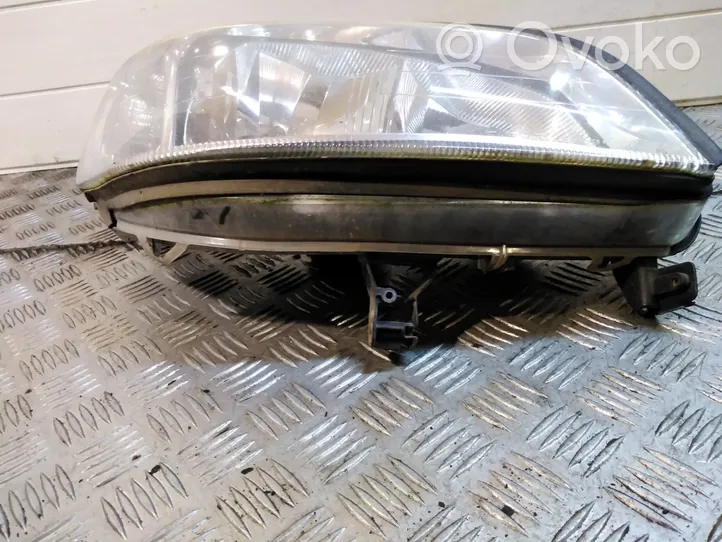 Opel Zafira A Lampa przednia 89100055