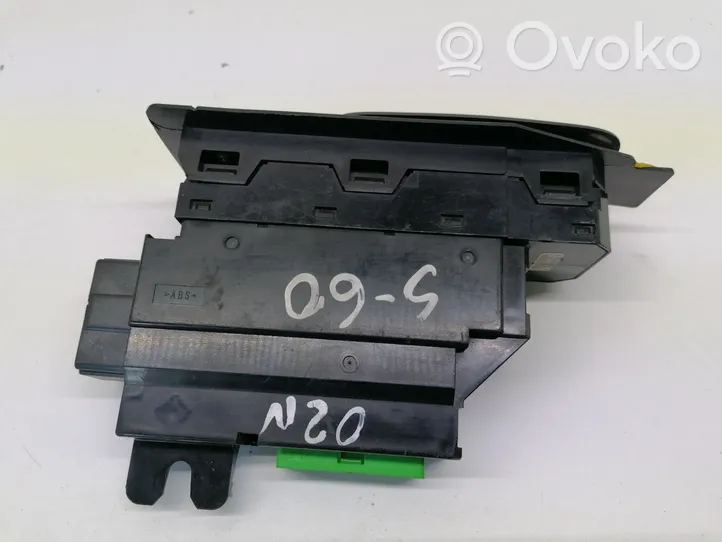 Volvo V70 Interrupteur commade lève-vitre 8682950