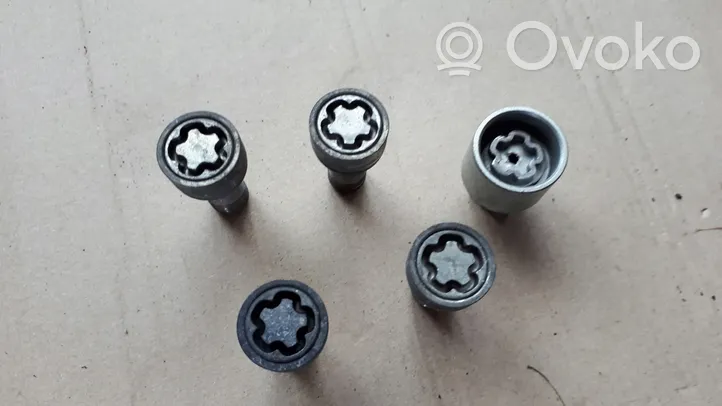 Audi A4 S4 B9 Anti-theft wheel nuts and lock 