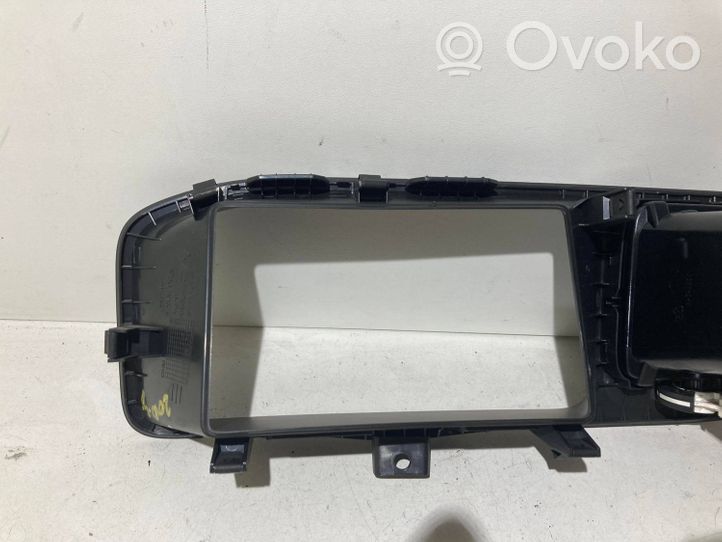 Volvo S60 Radion/GPS-laitteen pääyksikön kehys 7440000