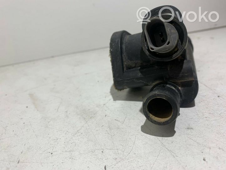 Volkswagen Touran I Boîtier de thermostat / thermostat 038121132G